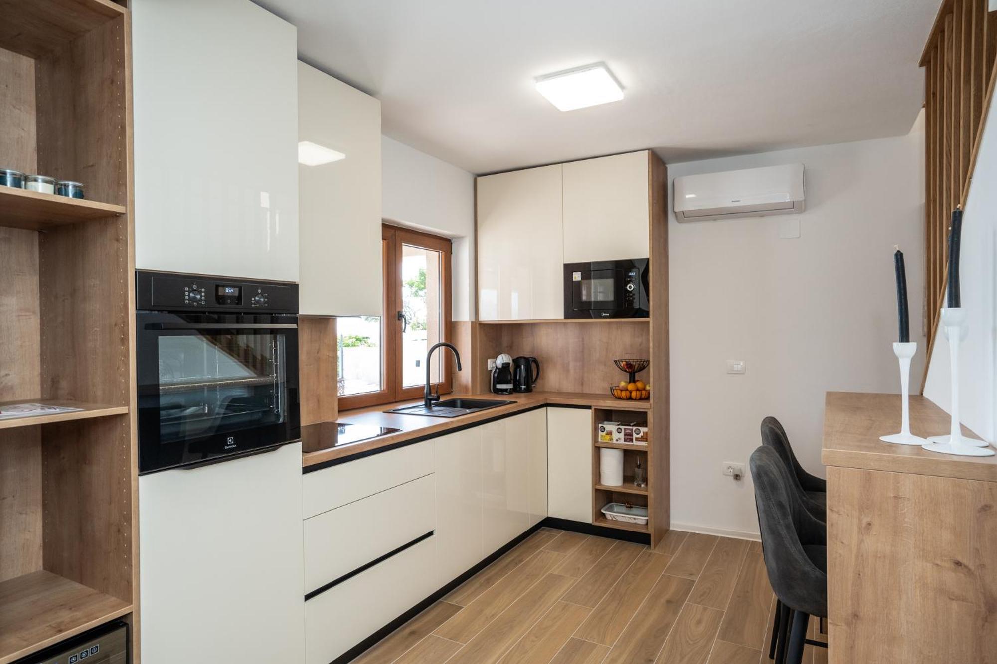 Villa Kamia With Private Heated Pool And Electric Vehicle Adapter Zubovići エクステリア 写真